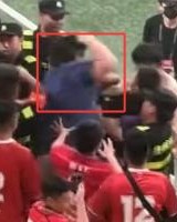 开云体育-恶劣！蓉城球迷看台上，一名穿蓝衣服的球迷挥拳打人后转身离开