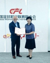 中足联与西甲联盟进行会谈，李克敏向特瓦斯颁发战略顾问聘书