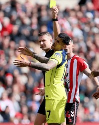 同期后卫最多！自21年8月英超首秀后，罗梅罗总计领到40张牌