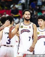 APP下载-上海外援哈维&amp;山西外援凯尔上赛季曾是队友 今日凯尔为老队友报仇