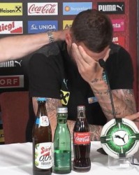 阿瑙发布会当场落泪：很想念家人 好几个月没见面