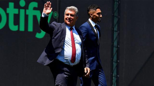 1658237845632088143.jpeg joan-laporta-junto-a-raphinha-en-su-presentacio-n.jpeg